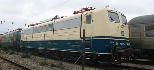 BR_151_Bayernbahn_Nordlingen_Bahnhof_bayrisches_Eisenbahnmuseum_ozeanblau_beige-2.jpg
