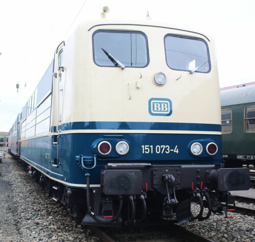 BR_151_Bayernbahn_Nordlingen_Bahnhof_bayrisches_Eisenbahnmuseum_ozeanblau_beige-3.jpg