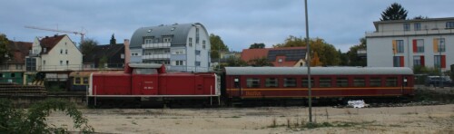 BR_212_V_100_Mitropa_Speisewagen_rot_Nordlingen_Bahnhof_BB_Bayernbahn-1.jpg