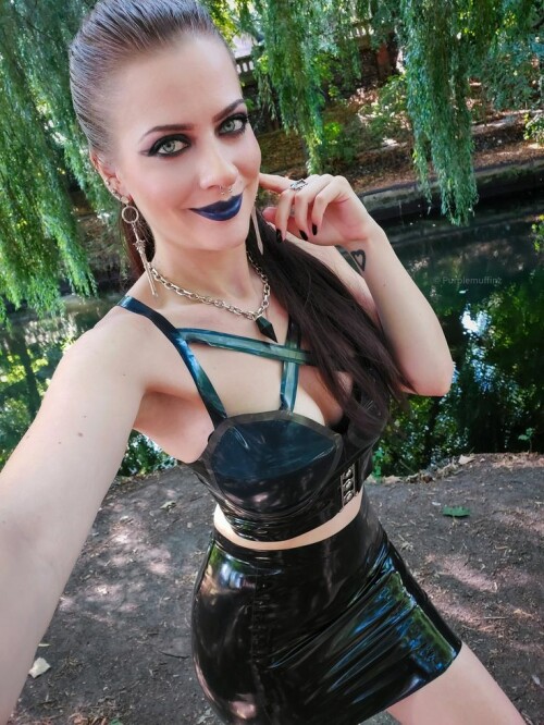 Anna-Rosenmuller-sexy-schwarzes-latex-kleid-2.jpg
