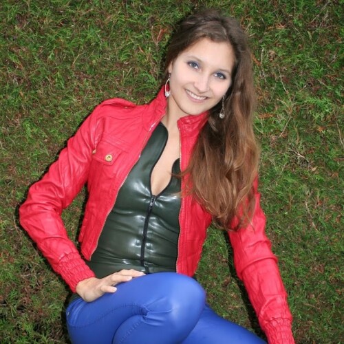 Hure Anna Rosenmüller Latex drückt ihre Fotze gegen ungeschützten Kunden Schwanz, zieht ihr Latex auf Seite und steckt den Penis schlagartig rein! Sofort vor Schock spritzt ihrer Kunde in die Muschi