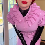 Annarosenmuller-rosa-Gummi-latexfetisch-Duft-ihrer-dreilagigen-latexhaut