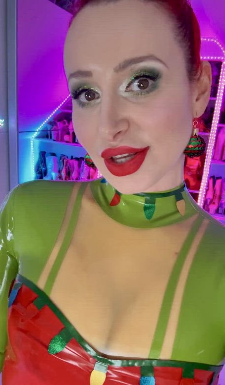 Bizarrlady-annarosenmuller-latexinpublic-latexfetisch-Sex-Dominan-verschliest-Sklaven-im-Keuschheitsgurtel.jpg