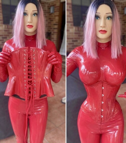 Corset-locked-red-rubberdoll-Annarosenmuller.jpg