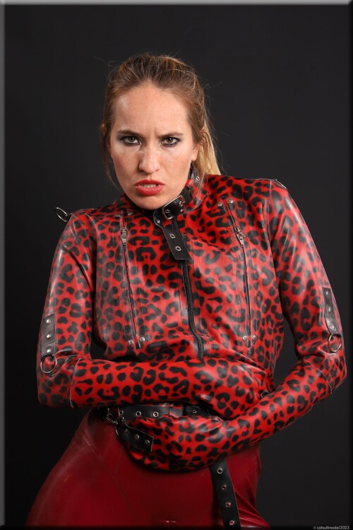 Latexfetischistin-Anna-Jennifer-Rosenmuller-red-latexcatsuit--Latex-straightjacket-selfbondage-gone-wrong337f961b0bd11fcf.jpg