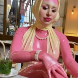 Annarosenmuller-Gummifetisch-Bizarrlady-tragt-rosa-Latex-ok-der-Offentlichkeit-latexinpublic