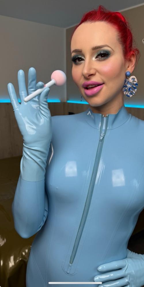 Latexcatsuit--latexgloves.png