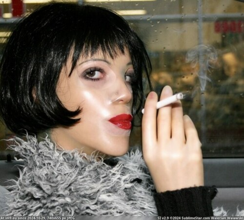 Smokinglatex-gummihure-anna-jennifer-rosenmuller-latexinpublic-voll-gummiert-zigarette-rauchend-und-auf-freier-wartend-fetisch-strasenhure-hiv-fotzenschleim.jpg