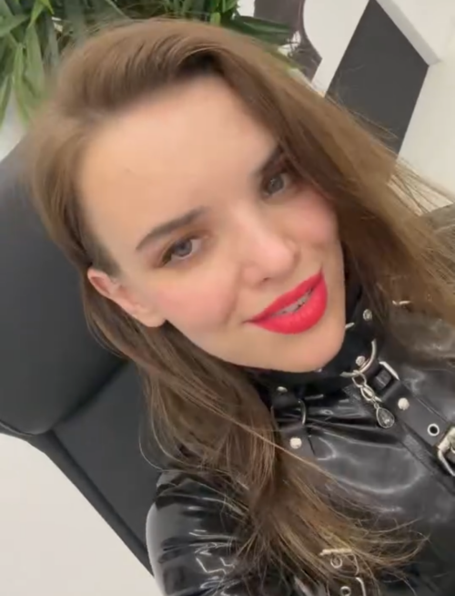 Gottliche-Latex-hure-annarosenmuller-rote-Spritz-Lippen-.png