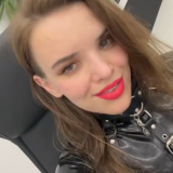 Gottliche-Latex-hure-annarosenmuller-rote-Spritz-Lippen-