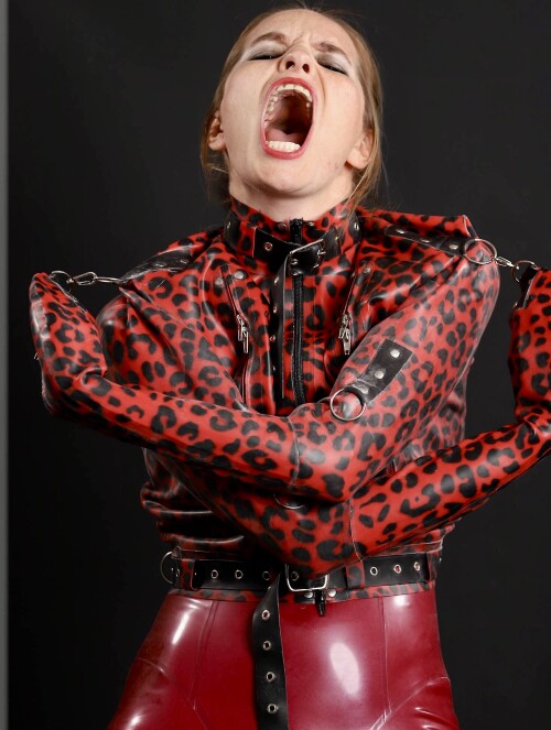Latexfetischistin-Anna-Jennifer-Rosenmuller-red-latexcatsuit--Latex-straightjacket-selfbondage-gone-wrong-3.jpg