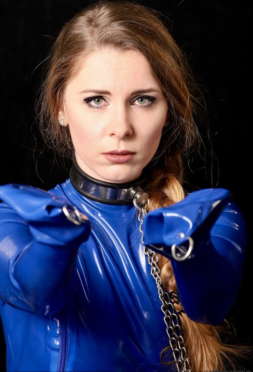 Latexfetischistinannarosenmuller-blue-latex-bondagecatsuit-collar-locked.jpg
