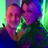 Freier-Benjamin-fiegl--in-lila-Latex-gekleidet-mit-hure-ts-Merci-ebenfalls-in-engem-Latex-gekleidet-bevor-sie-Benjaminfiegl-2x-ihr-Sperma-im-Arsch-spritzte